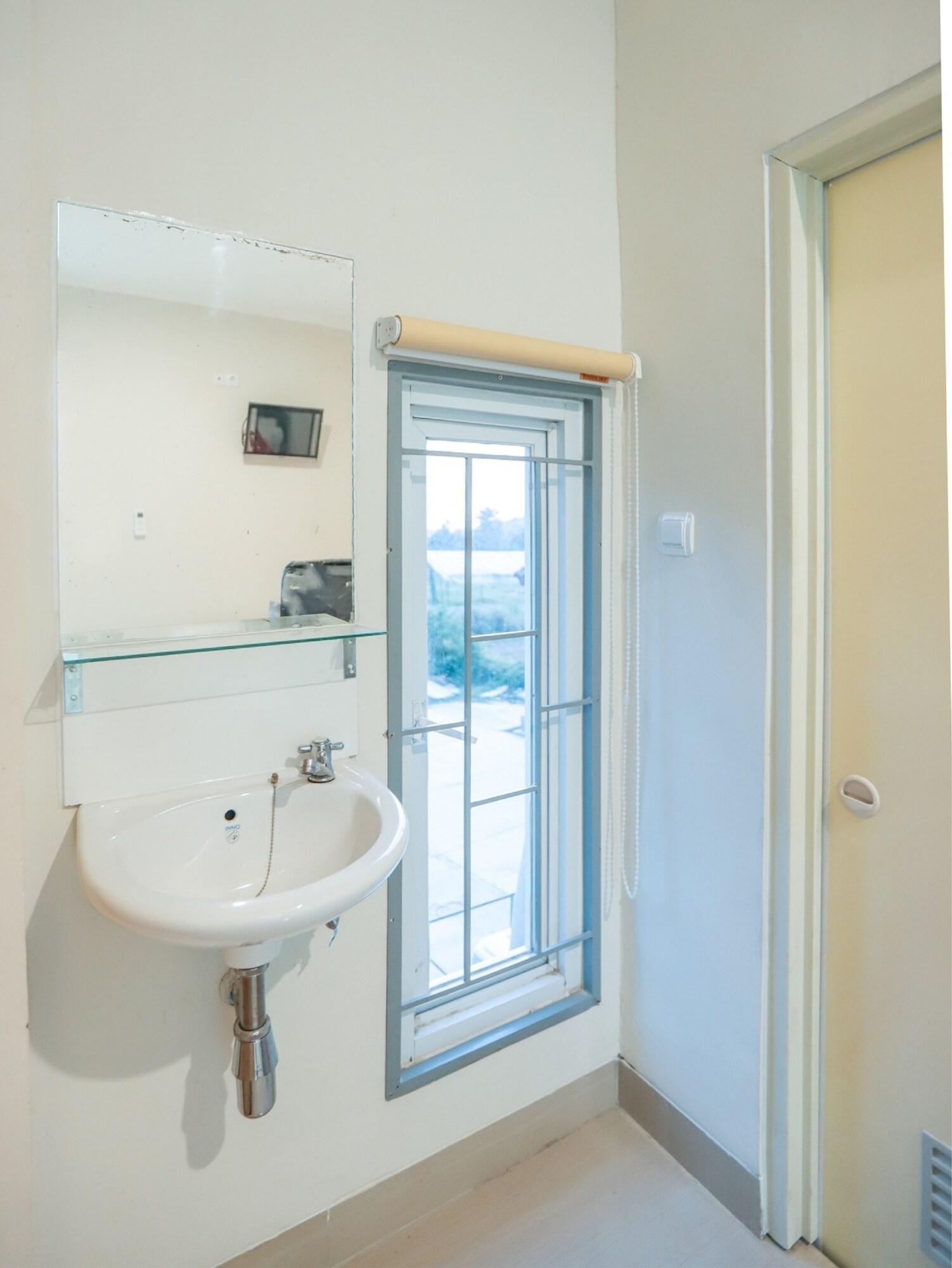 Oyo 387 Alfa Guest House Tegal  Exterior photo