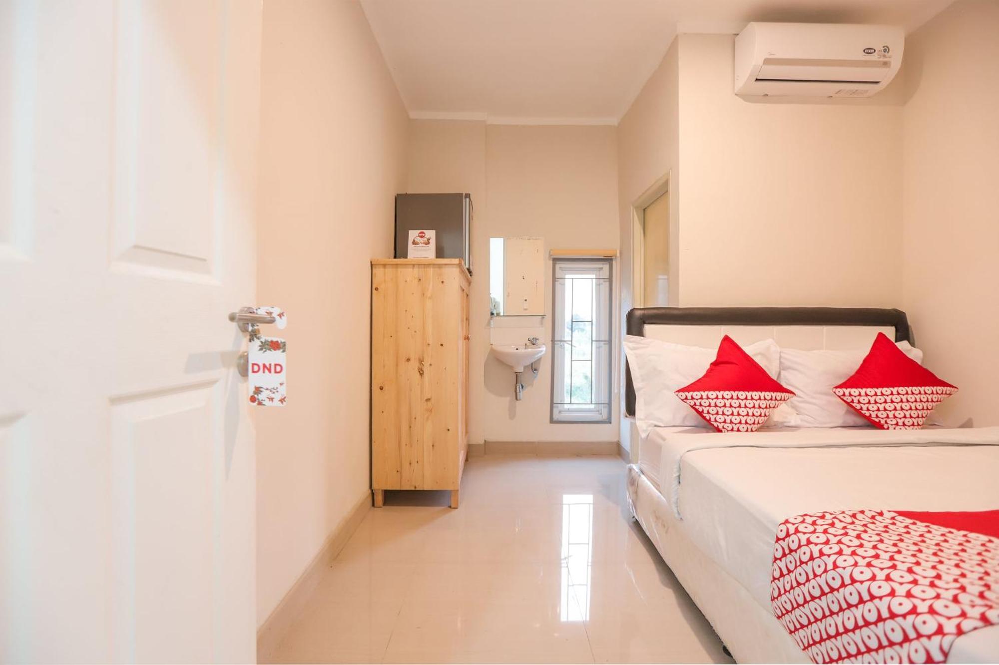 Oyo 387 Alfa Guest House Tegal  Exterior photo