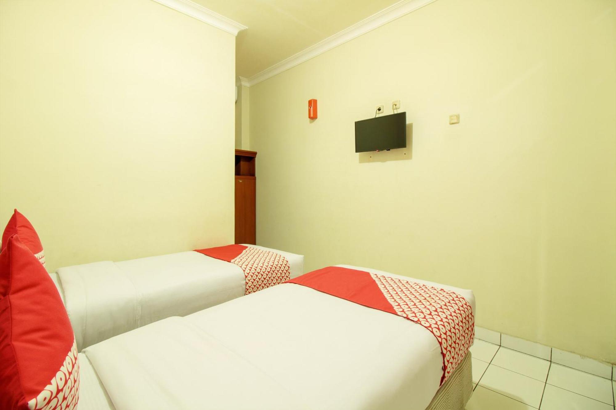Oyo 387 Alfa Guest House Tegal  Exterior photo