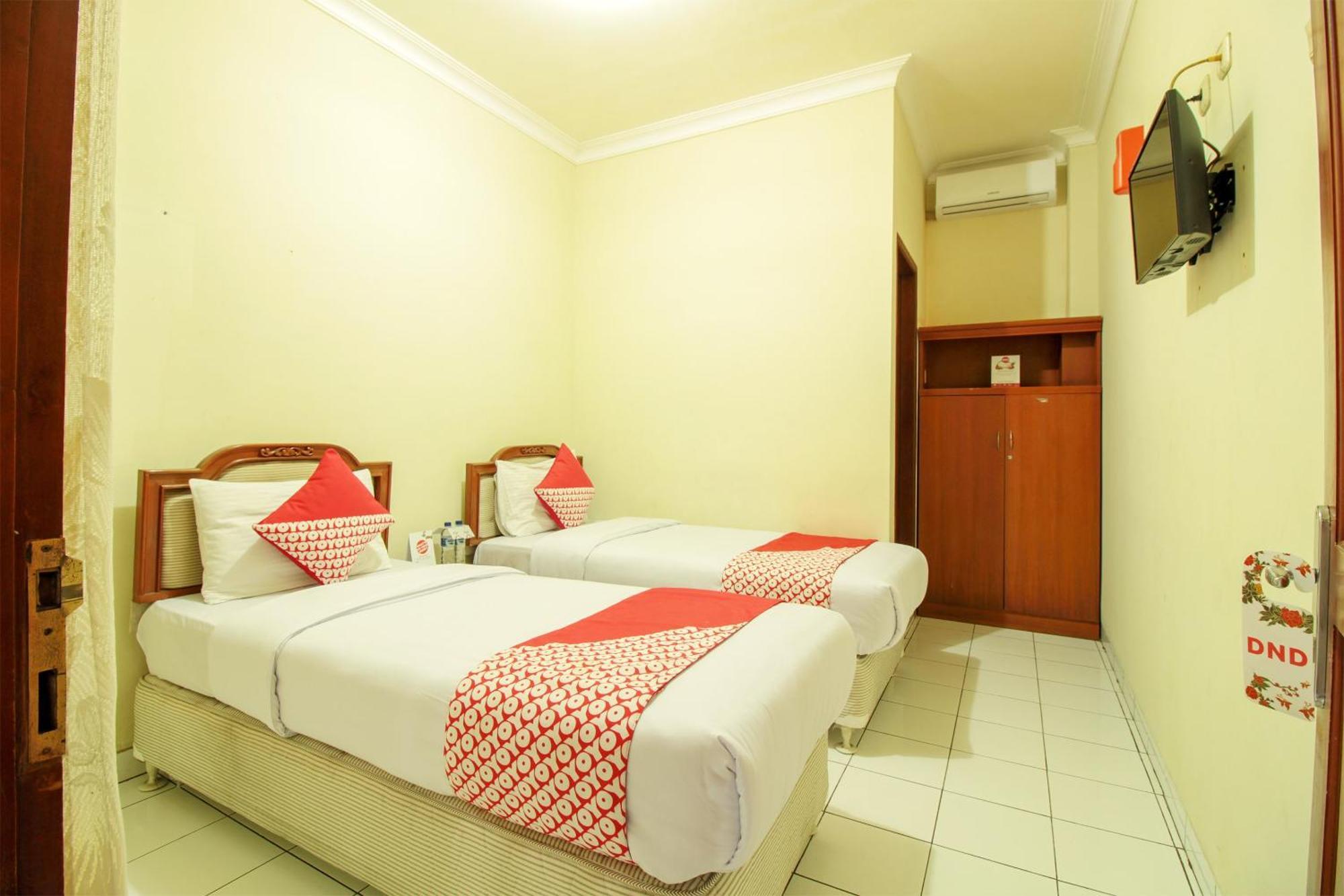 Oyo 387 Alfa Guest House Tegal  Exterior photo